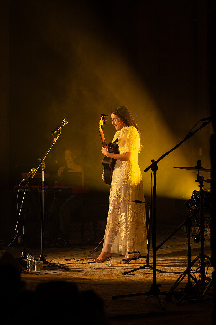 Die spanische Liedermacherin Valeria Castro, eine der vielversprechenden Frauen, die in den letzten Jahren in der spanischen Folklore-Szene aufgetaucht sind, tritt beim Veruela Summer Festival 2023 in Zaragoza, Spanien, auf.