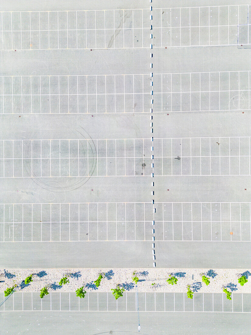 Luftaufnahme eines leeren Parkplatzes
