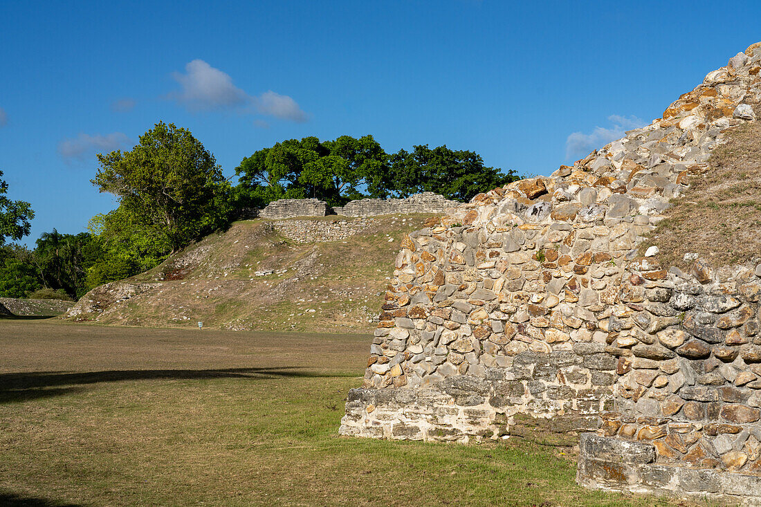 Teilweise ausgegrabene Struktur A5 hinter der Ecke von Struktur A3 im archäologischen Reservat Altun Ha, Belize.