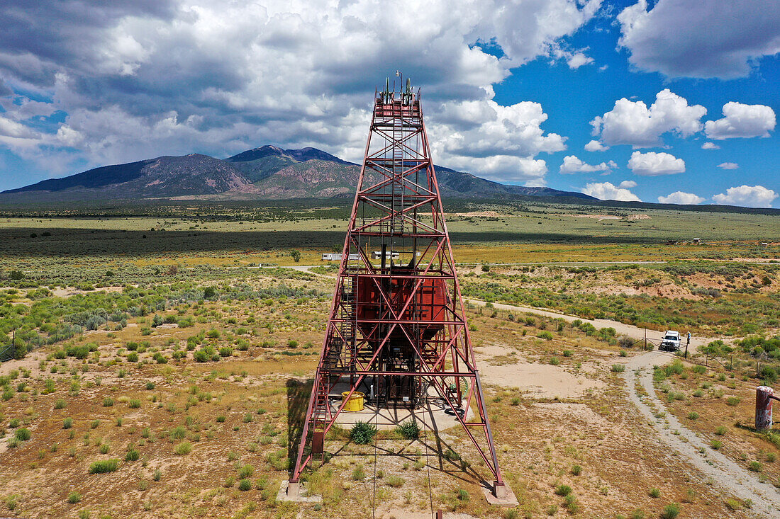 Fördergerüst über dem vertikalen Minenschacht der jetzt geschlossenen Energy Queen Uranmine in La Sal, Utah.