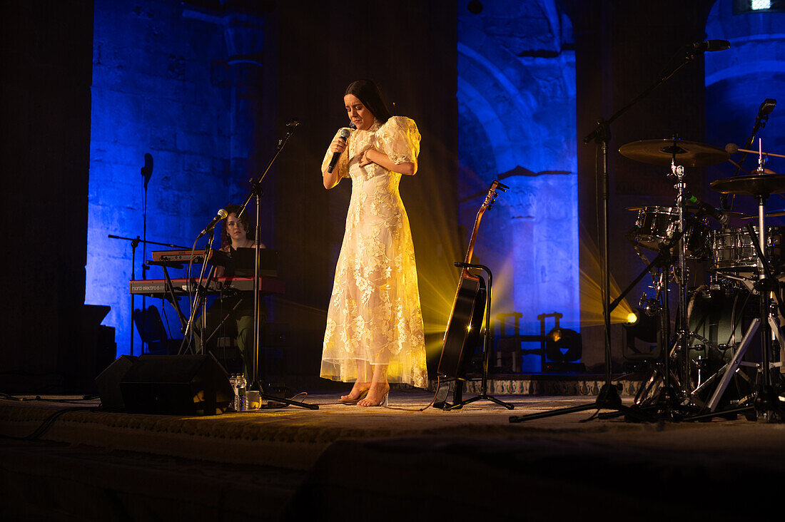 Die spanische Singer-Songwriterin Valeria Castro, eine der vielversprechenden Frauen, die in den letzten Jahren in der spanischen Folkloreszene aufgetaucht sind, tritt beim Veruela Summer Festival 2023 in Zaragoza, Spanien, auf.