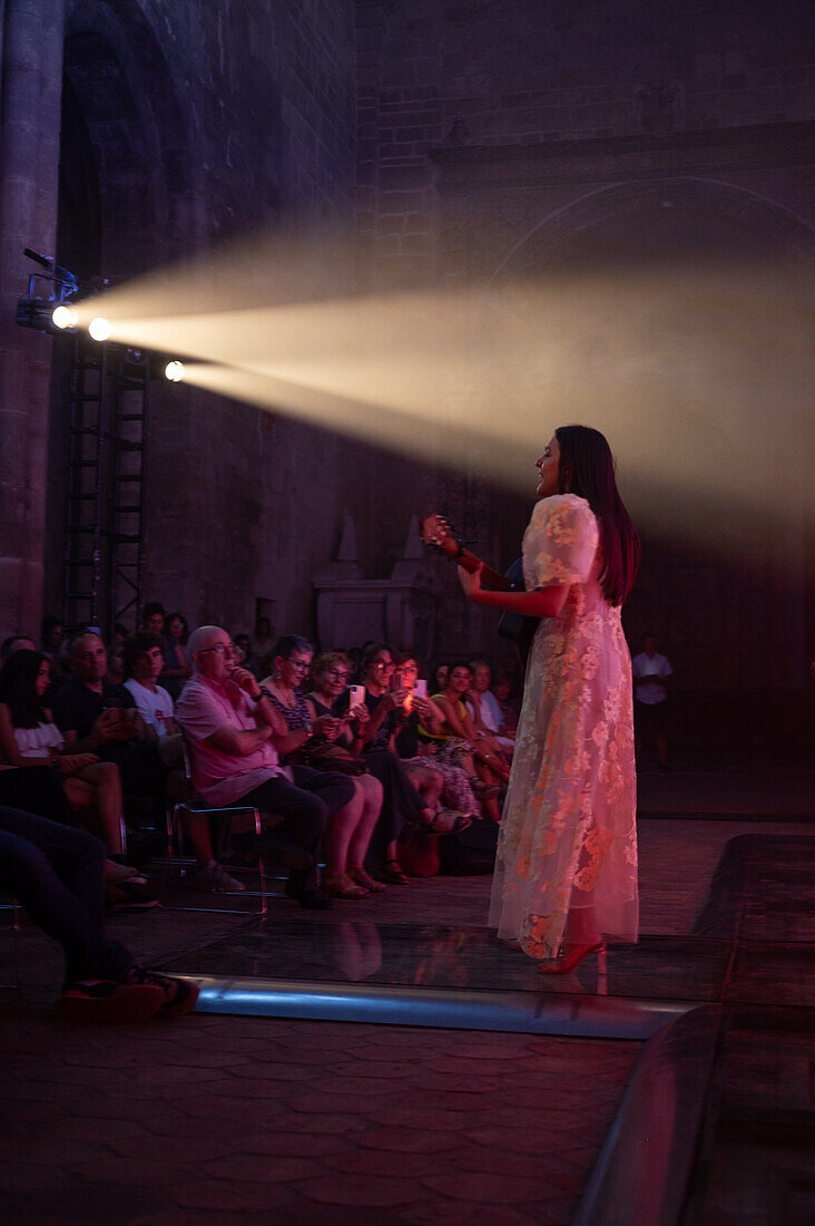 Die spanische Singer-Songwriterin Valeria Castro, eine der vielversprechenden Frauen, die in den letzten Jahren in der spanischen Folkloreszene aufgetaucht sind, tritt beim Veruela Summer Festival 2023 in Zaragoza, Spanien, auf