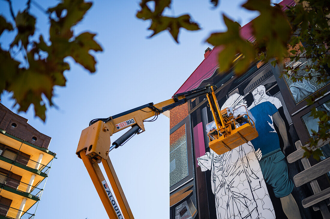 Die französische Künstlerin Taroe bei der Arbeit am Asalto International Urban Art Festival in Zaragoza, Spanien