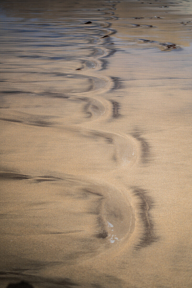 Strand von Famara (Playa de Famara), 6 km langer goldener Sandstrand im Naturpark des Chinijo-Archipels, zwischen dem Fischerdorf La Caleta de Famara und dem Fuß der beeindruckenden Klippen von Famara, Lanzarote, Kanarische Inseln, Spanien