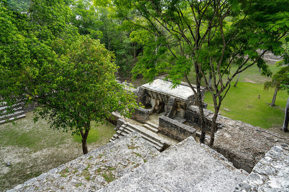 Plaza A & Struktur A2 von der Spitze der Pyramide A1 in den Maya-Ruinen im archäologischen Reservat von Cahal Pech, Belize.