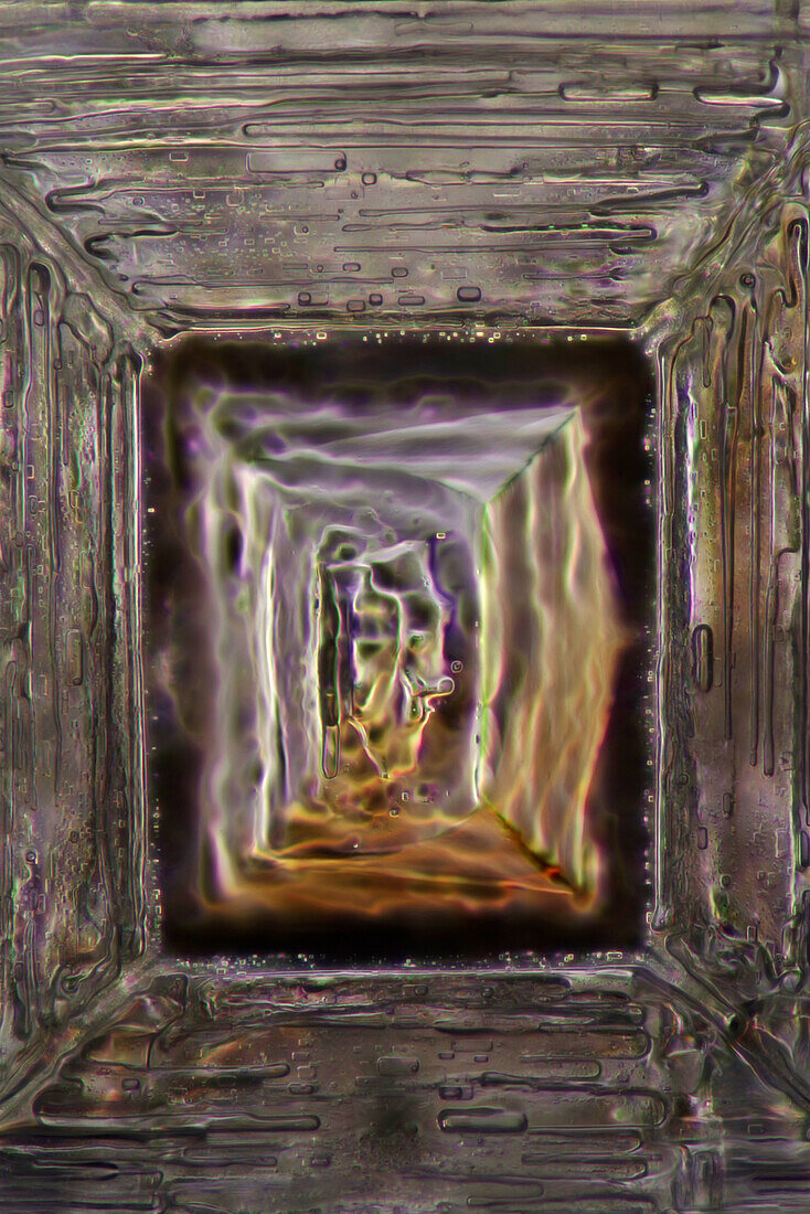 Das Bild zeigt einen Einkristall von rekristallisiertem Salz, fotografiert durch das Mikroskop in polarisiertem Licht bei einer Vergrößerung von 100X