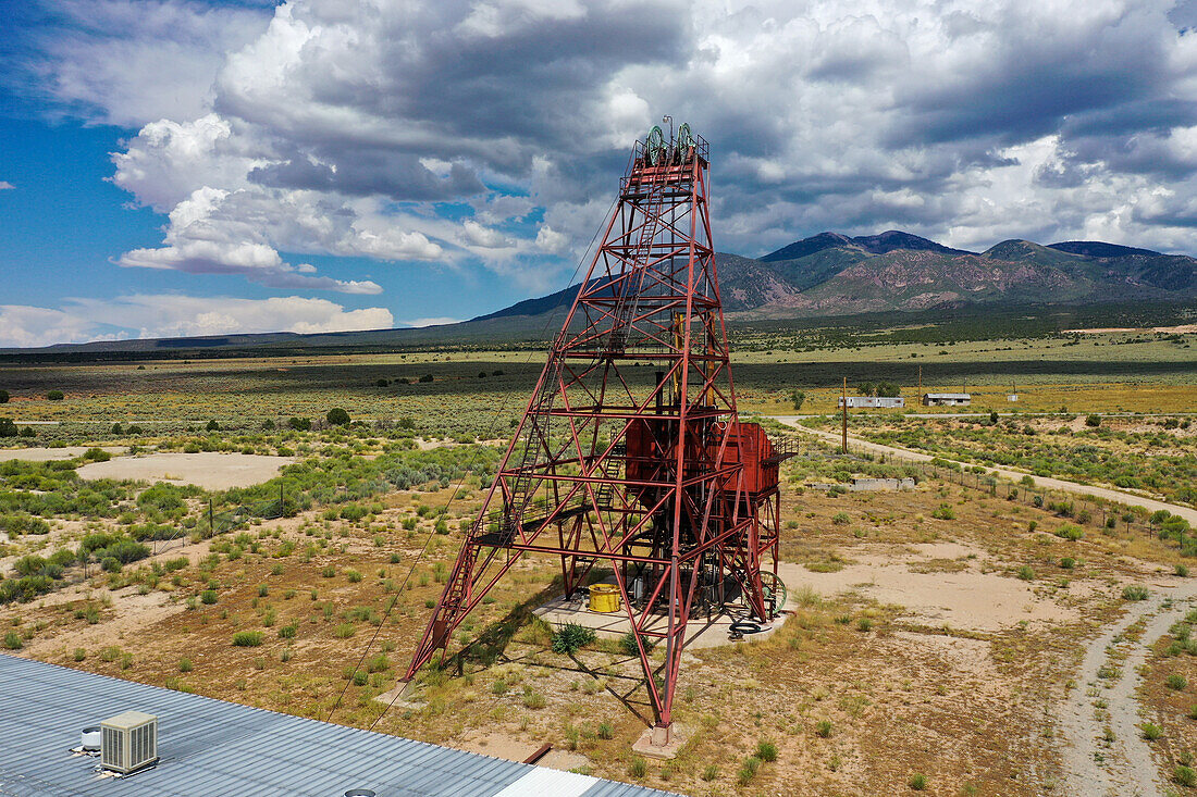 Fördergerüst über dem vertikalen Schacht der inzwischen geschlossenen Uranmine Energy Queen in La Sal, Utah.