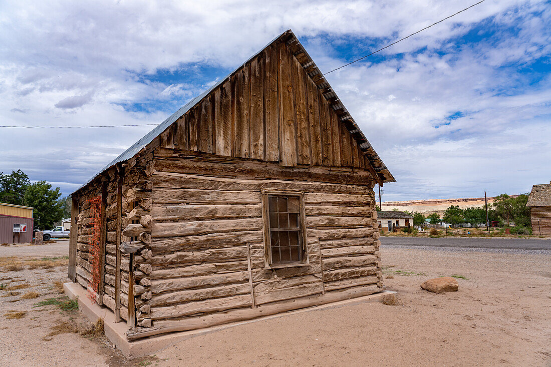 An historic old pioneer log cabin in Hanksville, Utah.\n