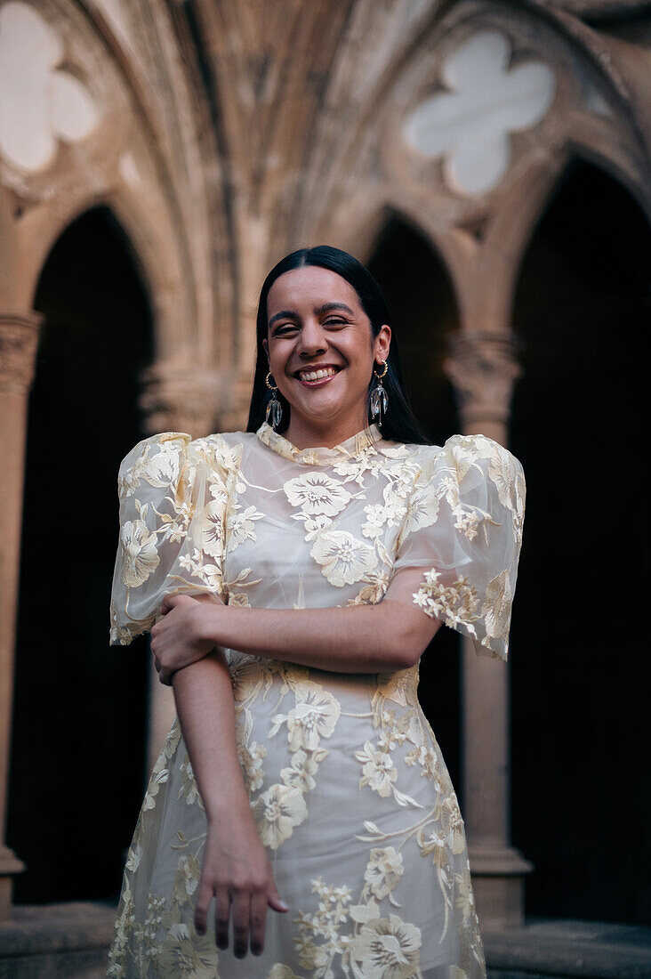 Porträt der talentierten spanischen Sängerin und Songschreiberin Valeria Castro im Kloster Veruela, Zaragoza, Spanien