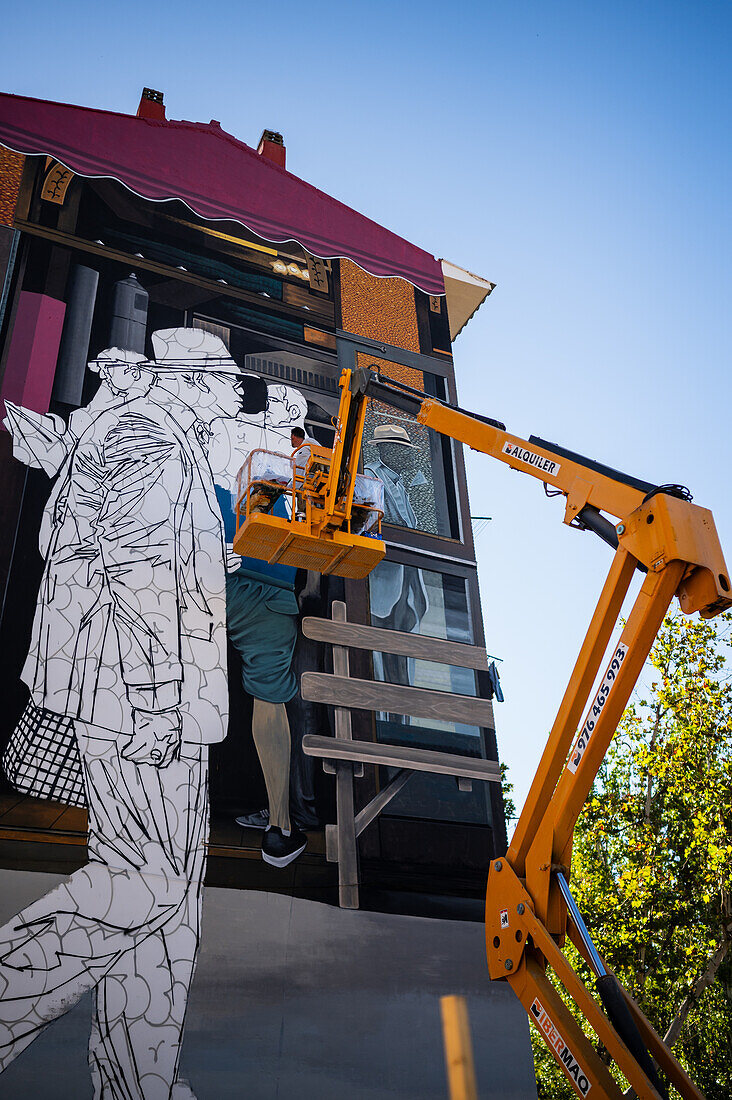 Die französische Künstlerin Taroe bei der Arbeit am Asalto International Urban Art Festival in Zaragoza, Spanien