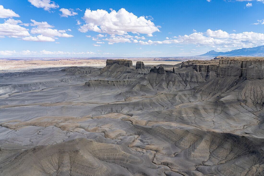 Ein Blick auf die karge Mondlandschaft unterhalb des Skyline Rim Overlook oder Moonscape Overlook bei Hanksville, Utah.