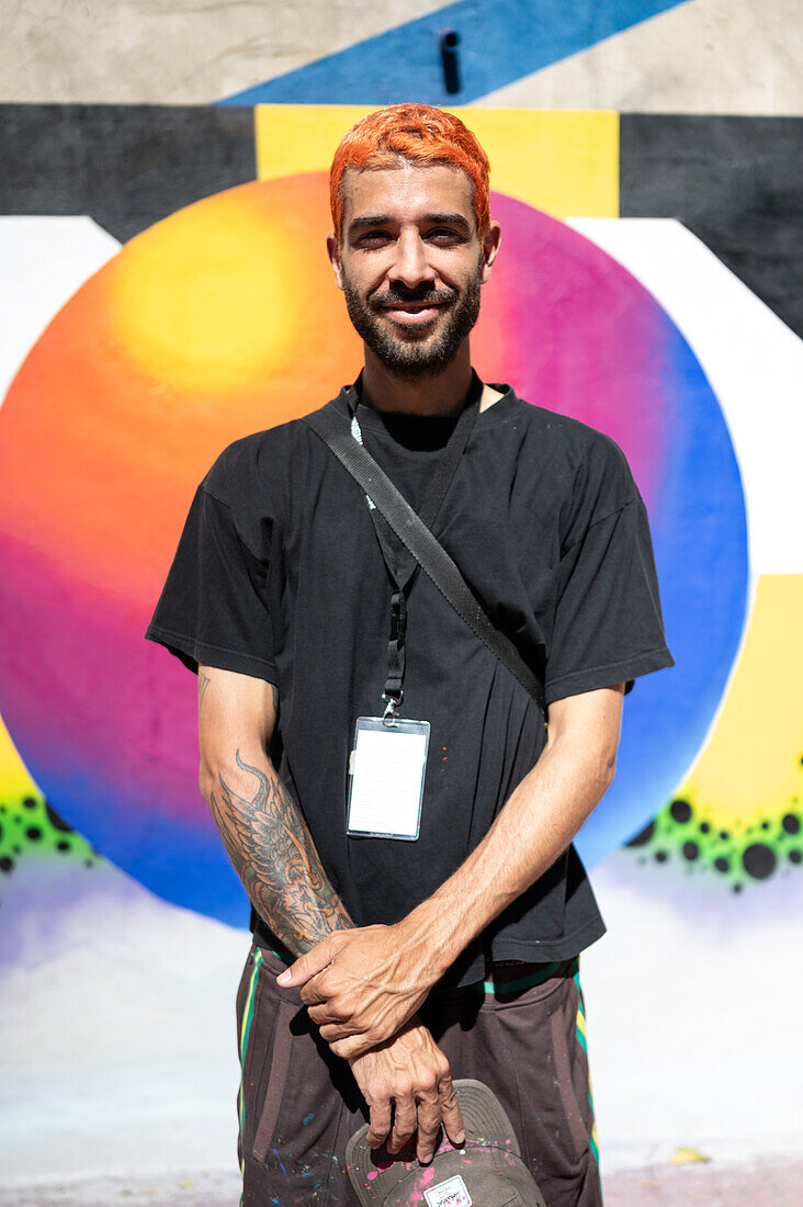 Der spanische Künstler Miguel Hcuar beim Asalto International Urban Art Festival in Zaragoza, Spanien
