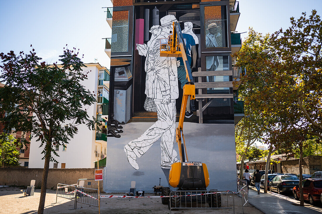 Die französische Künstlerin Taroe arbeitet beim Asalto International Urban Art Festival in Zaragoza, Spanien