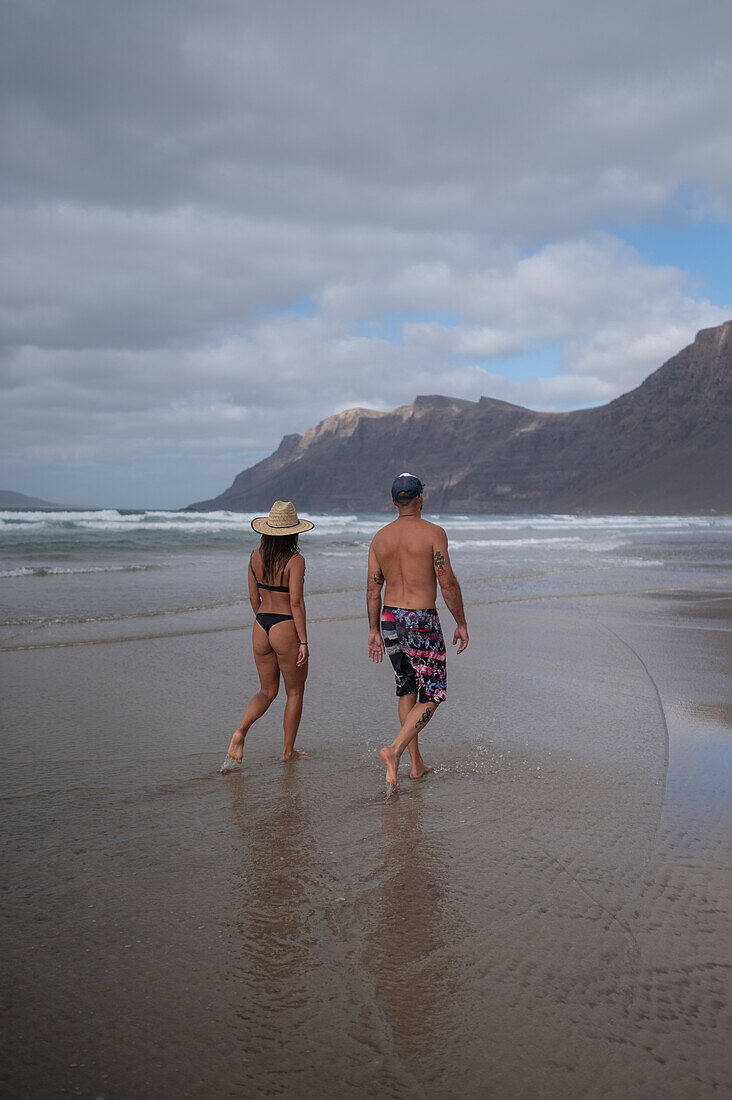 Famara beach (Playa de Famara), 6km golden sand beach located within the Natural Park of the Chinijo Archipelago, between the fishing village of La Caleta de Famara and the base of the impressive cliffs of Famara, Lanzarote, Canary Islands, Spain\n