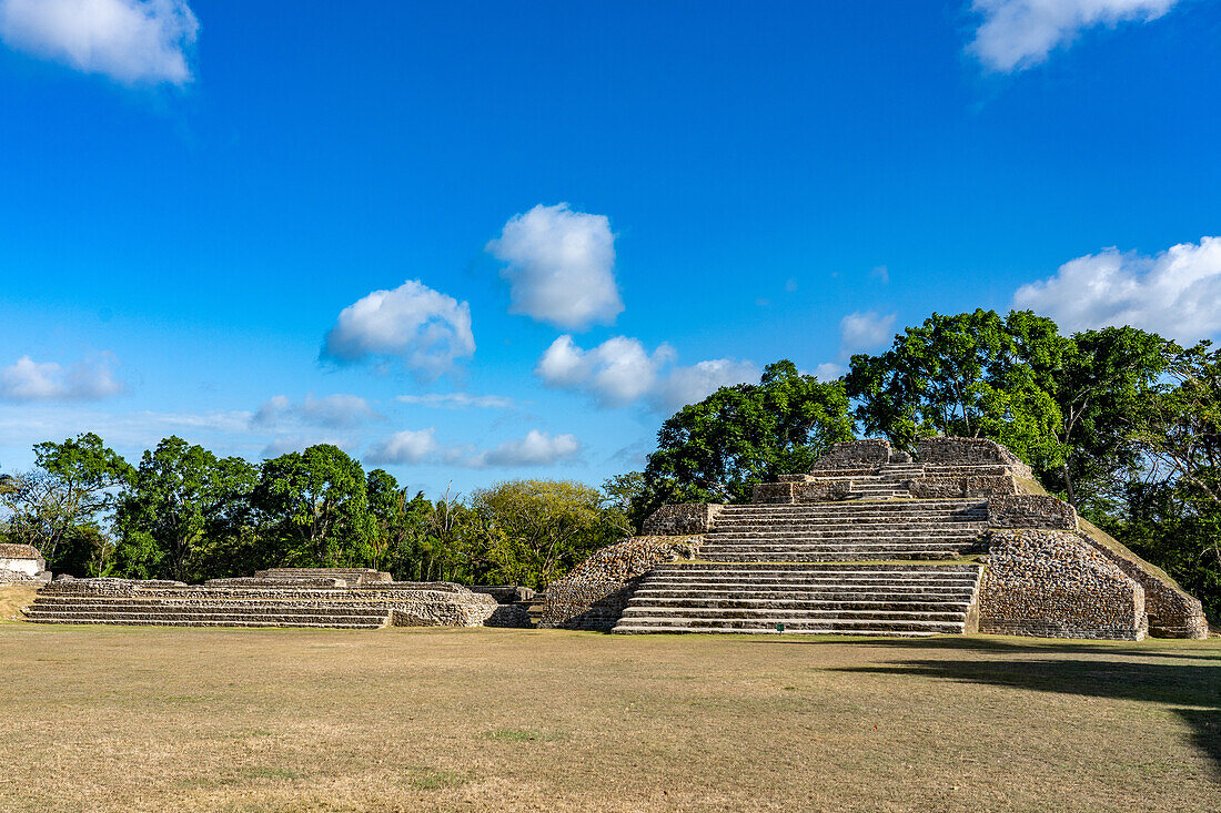 Struktur A4 & Tempel / Struktur A3 in Plaza A in den Maya-Ruinen des archäologischen Reservats Altun Ha, Belize.