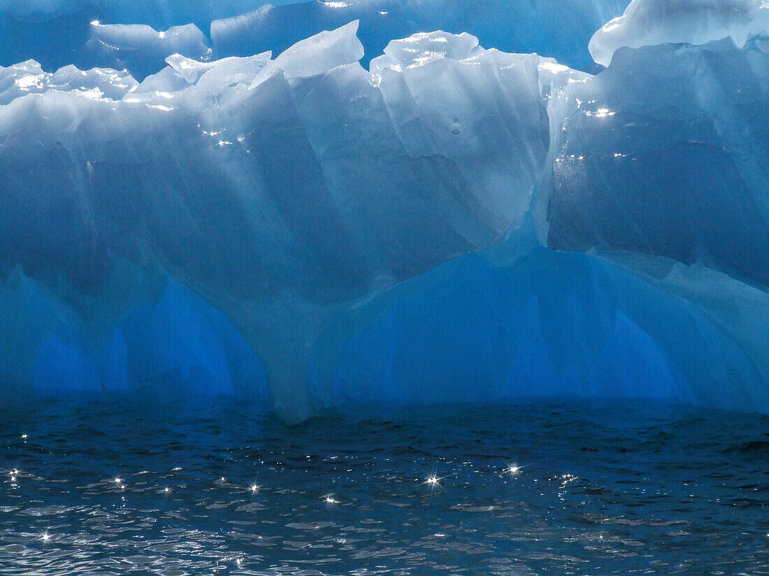 Detail eines Eisbergs vom San Rafael-Gletscher in der San Rafael-Lagune im Laguna San Rafael National Park, Chile.