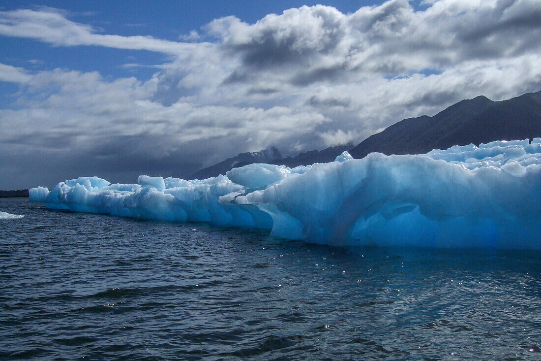 Eisberge des San-Rafael-Gletschers in der Lagune San Rafael im Nationalpark Laguna San Rafael, Chile.
