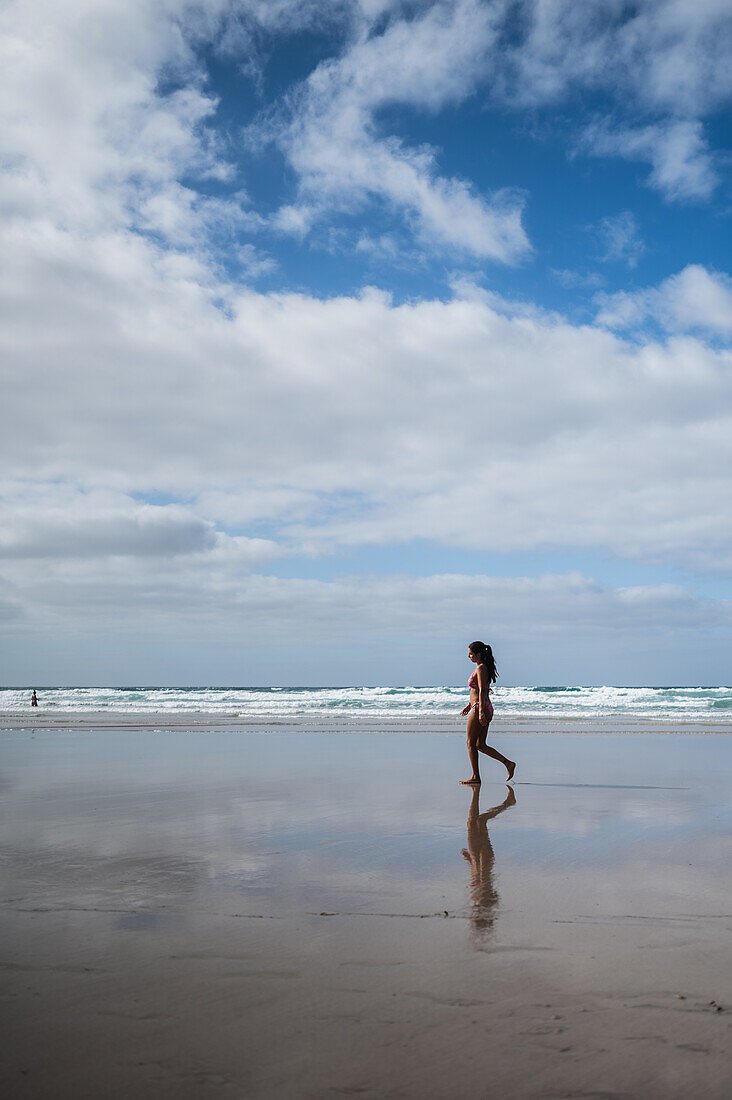 Strand von Famara (Playa de Famara), 6 km langer goldener Sandstrand im Naturpark des Chinijo-Archipels, zwischen dem Fischerdorf La Caleta de Famara und dem Fuß der beeindruckenden Klippen von Famara, Lanzarote, Kanarische Inseln, Spanien