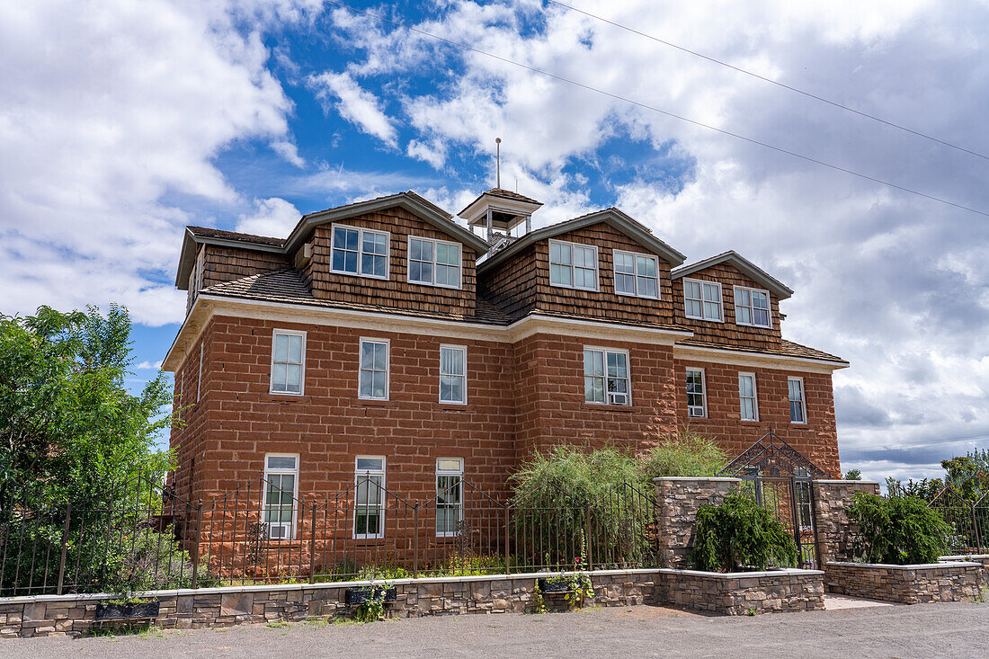 Die historische Torrey School, 1916 in Torrey, Utah, aus Sandsteinblöcken erbaut. Heute ist sie eine Frühstückspension.