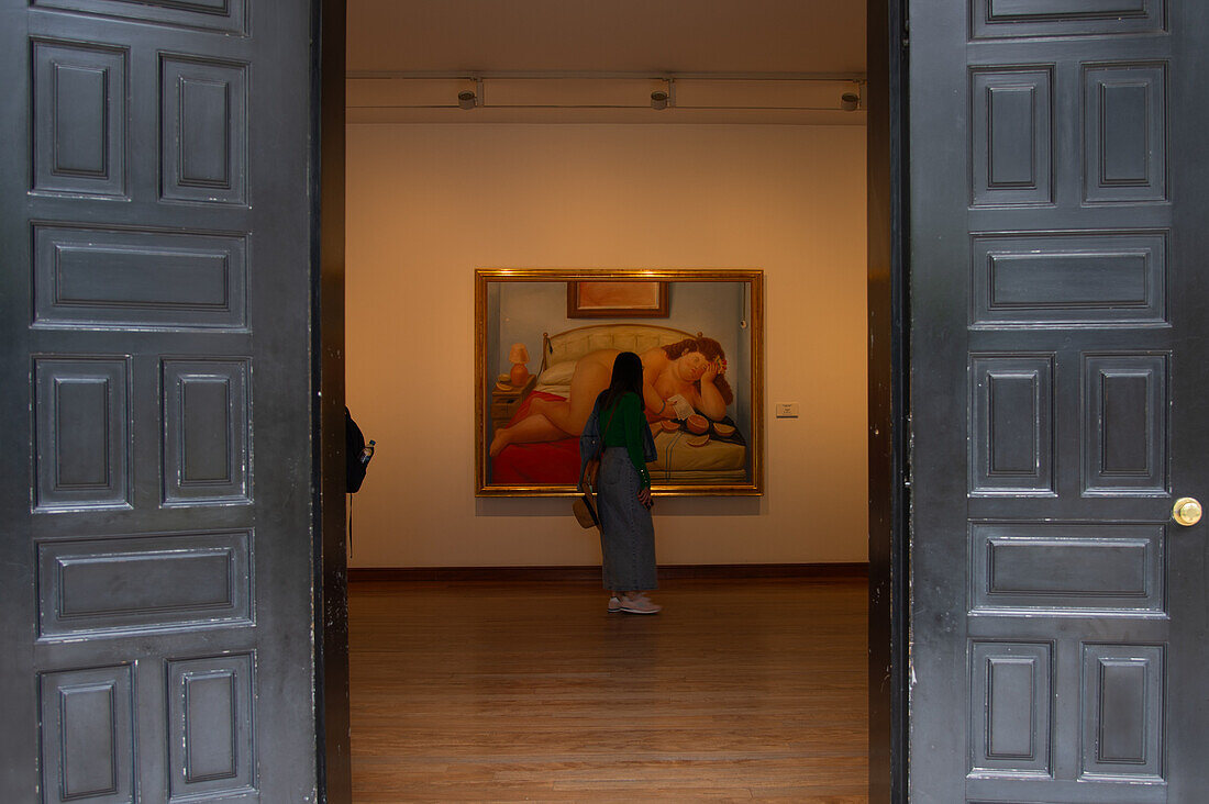 Kolumbianer versammeln sich am Tag seines Todes im Alter von 91 Jahren, am 15. September 2023, im Museo Botero in Bogota. Fernando Botero, der für seine überdimensionalen Gemälde bekannt war, starb in Monaco, nachdem er an einer Lungenentzündung gelitten hatte.