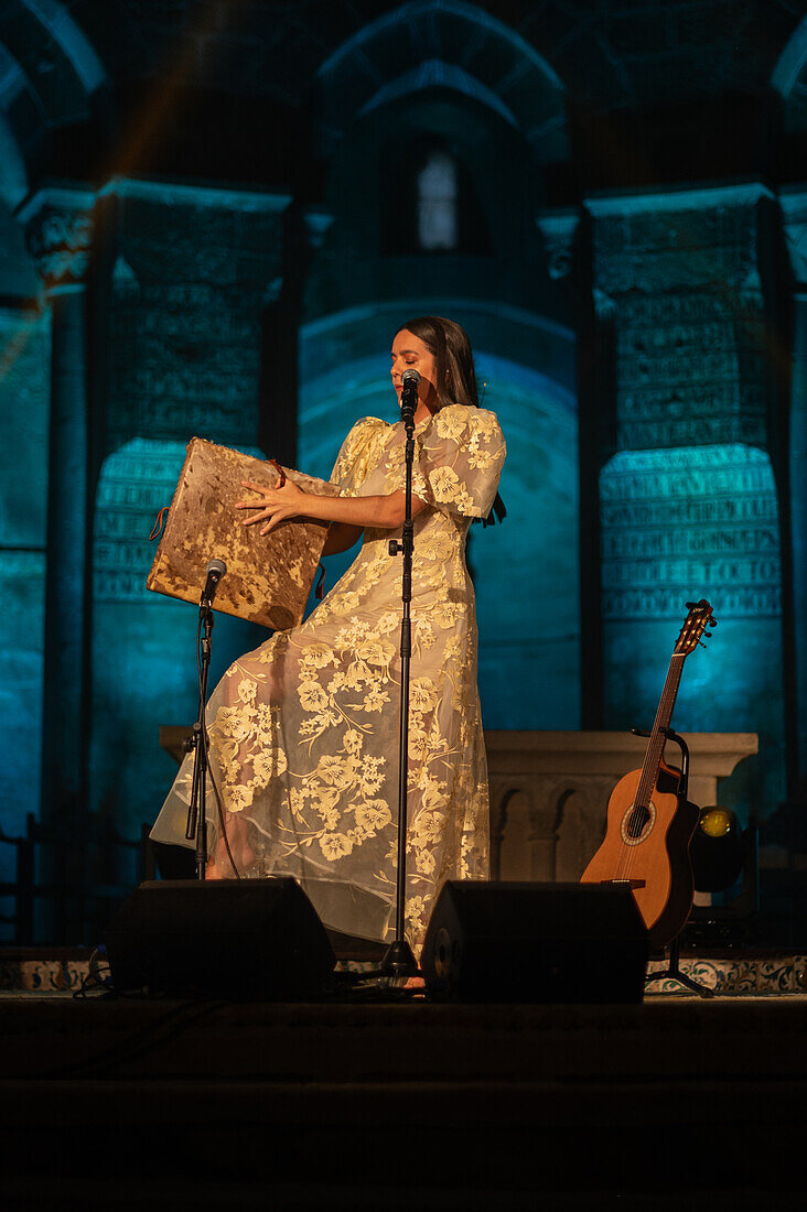 Die spanische Singer-Songwriterin Valeria Castro, eine der vielversprechenden Frauen, die in den letzten Jahren in der spanischen Folklore-Szene aufgetaucht sind, tritt beim Veruela Summer Festival 2023 in Zaragoza, Spanien, auf