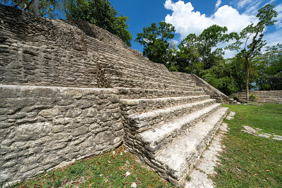 Steile Treppe der Pyramide / Struktur B1 auf Plaza B in den Maya-Ruinen im archäologischen Reservat Cahal Pech, San Ignacio, Belize.