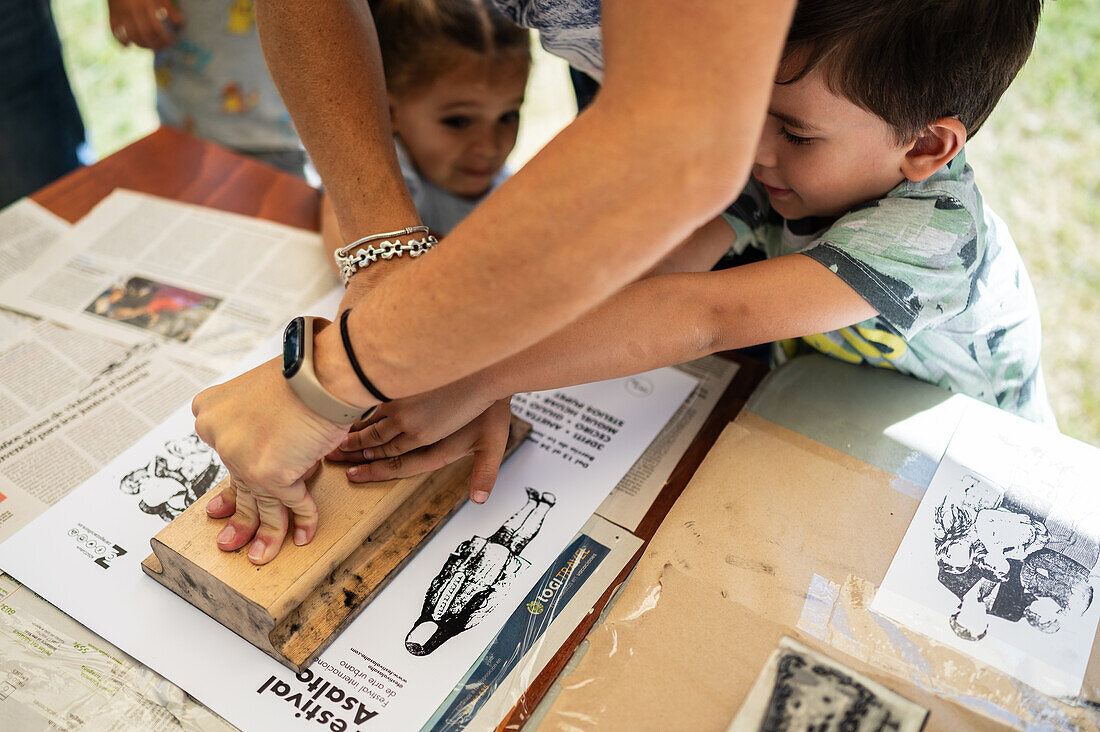 DIY-Poster mit Natalia Royo von Tintaentera beim Asalto International Urban Art Festival in Zaragoza, Spanien