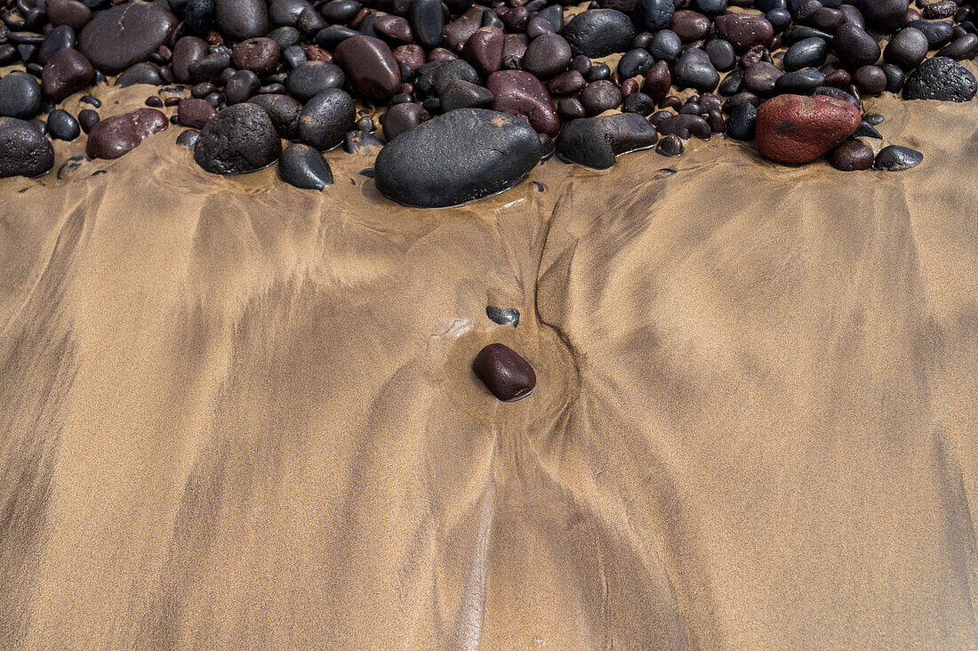 Strand von Famara (Playa de Famara), 6 km langer goldener Sandstrand im Naturpark des Chinijo-Archipels, zwischen dem Fischerdorf La Caleta de Famara und dem Fuß der beeindruckenden Klippen von Famara, Lanzarote, Kanarische Inseln, Spanien