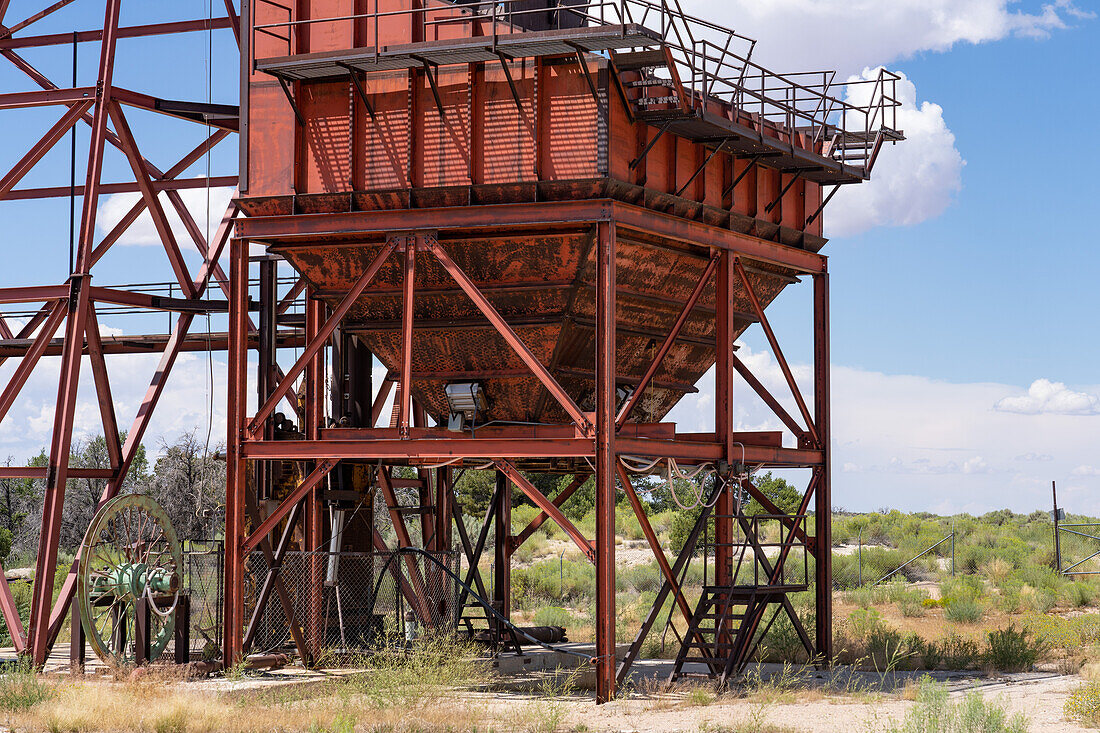 Erzbehälter am Schacht der Uranmine Energy Queen in der Nähe von La Sal, Utah, die jetzt geschlossen ist.