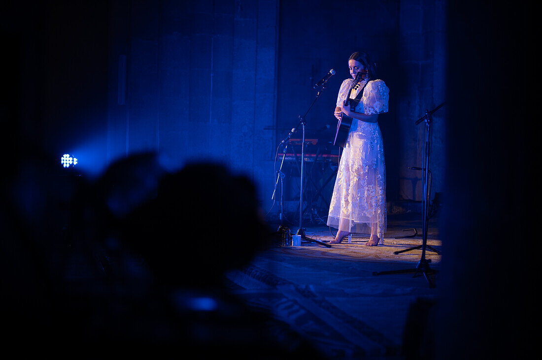 Die spanische Singer-Songwriterin Valeria Castro, eine der vielversprechenden Frauen, die in den letzten Jahren in der spanischen Folkloreszene aufgetaucht sind, tritt beim Veruela Summer Festival 2023 in Zaragoza, Spanien, auf.