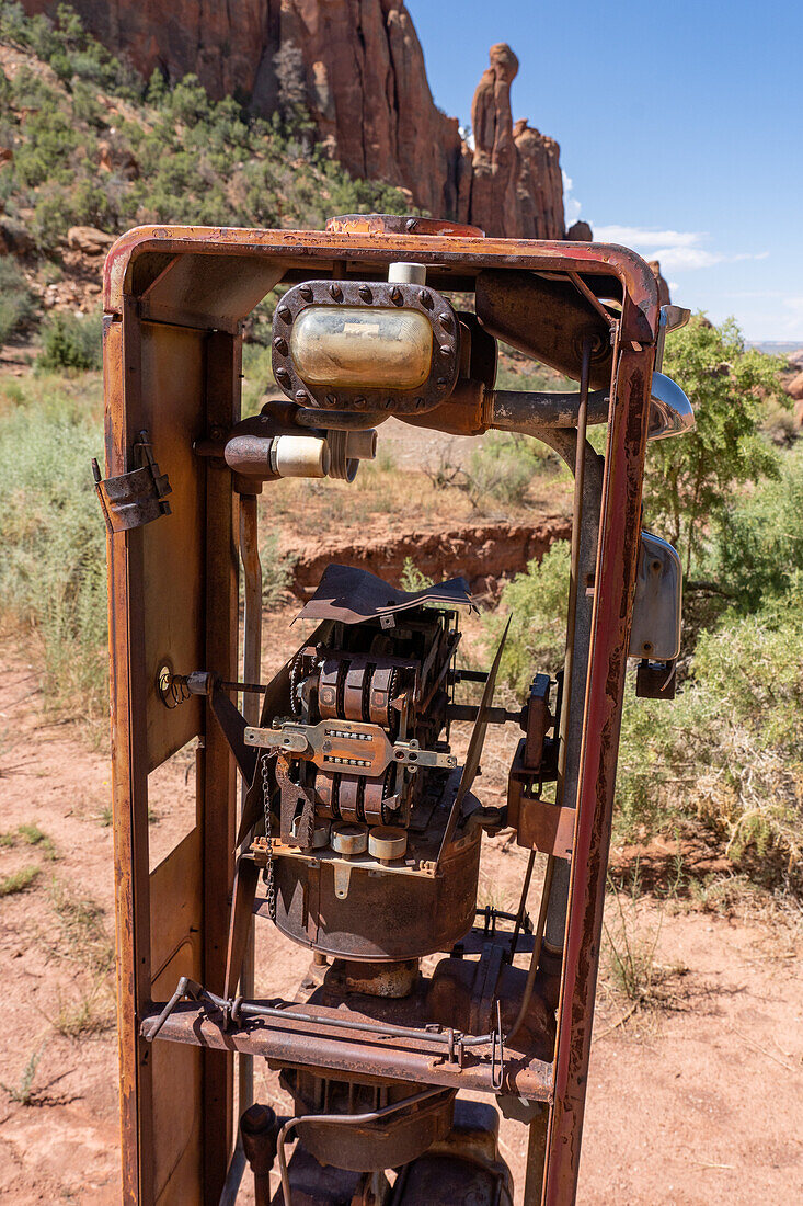 Eine verfallene Zapfsäule auf dem Gelände der Big Buck Uranmine im Steen Canyon in der Nähe von La Sal im San Juan County, Utah.