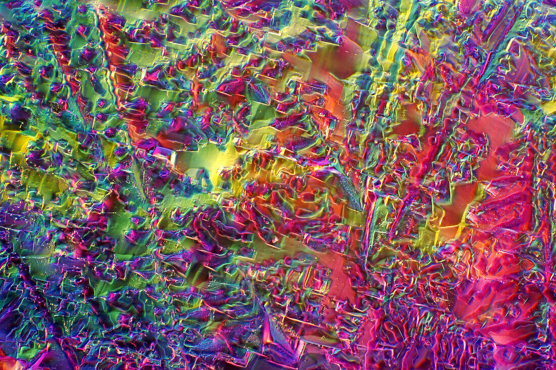 Das Bild zeigt ein kristallisiertes Gemisch aus Harnstoff, Paracetamol und Resorcin, fotografiert durch das Mikroskop im polarisierten Licht bei einer Vergrößerung von 100X