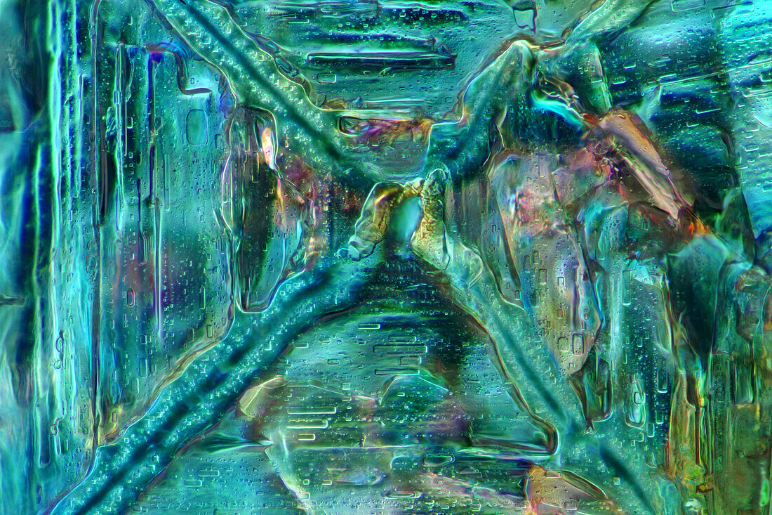 Das Bild zeigt eine kristallisierte Mischung aus Kochsalz und Erythritol, fotografiert durch das Mikroskop im polarisierten Licht bei einer Vergrößerung von 100X