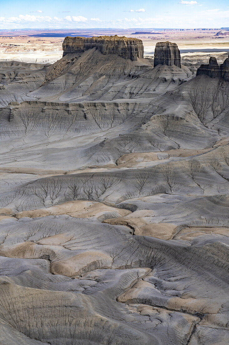 Ein Blick auf die karge Mondlandschaft unterhalb des Skyline Rim Overlook oder Moonscape Overlook bei Hanksville, Utah.