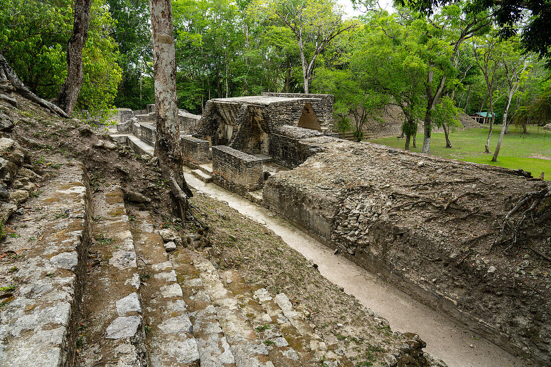 Die Treppen der Pyramide A1 & Struktur A2 in den Maya-Ruinen im archäologischen Reservat Cahal Pech, Belize.