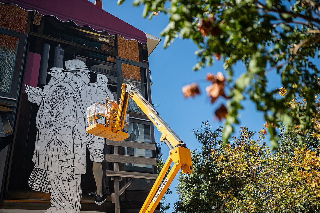 Die französische Künstlerin Taroe arbeitet beim Asalto International Urban Art Festival in Zaragoza, Spanien