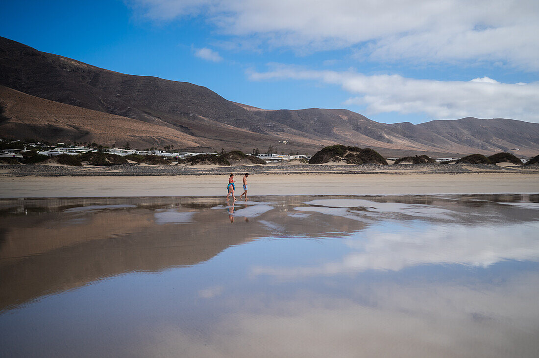 Famara beach (Playa de Famara), 6km golden sand beach located within the Natural Park of the Chinijo Archipelago, between the fishing village of La Caleta de Famara and the base of the impressive cliffs of Famara, Lanzarote, Canary Islands, Spain\n