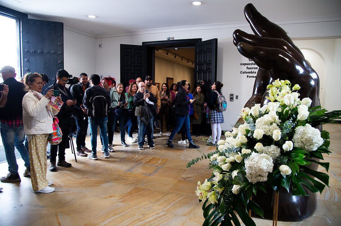 Colombians gather at Bogota's Museo Botero during the day of his death at age of 91, on September 15, 2023. Fernando Botero known for his oversized paintings died in Monaco after suffering from pneumonia.\n