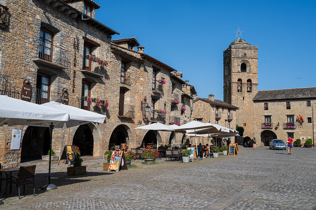 "Ainsa, eines der schönsten Dörfer Spaniens, war die Hauptstadt des alten Königreichs Sobrarbe und wurde später im 11. Jahrhundert in das Königreich Aragon eingegliedert; es ist ein großartiges Beispiel für mittelalterliche Stadtentwicklung"