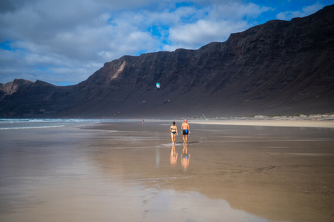 Strand von Famara (Playa de Famara), 6 km langer goldener Sandstrand im Naturpark des Chinijo-Archipels, zwischen dem Fischerdorf La Caleta de Famara und dem Fuß der beeindruckenden Klippen von Famara, Lanzarote, Kanarische Inseln, Spanien