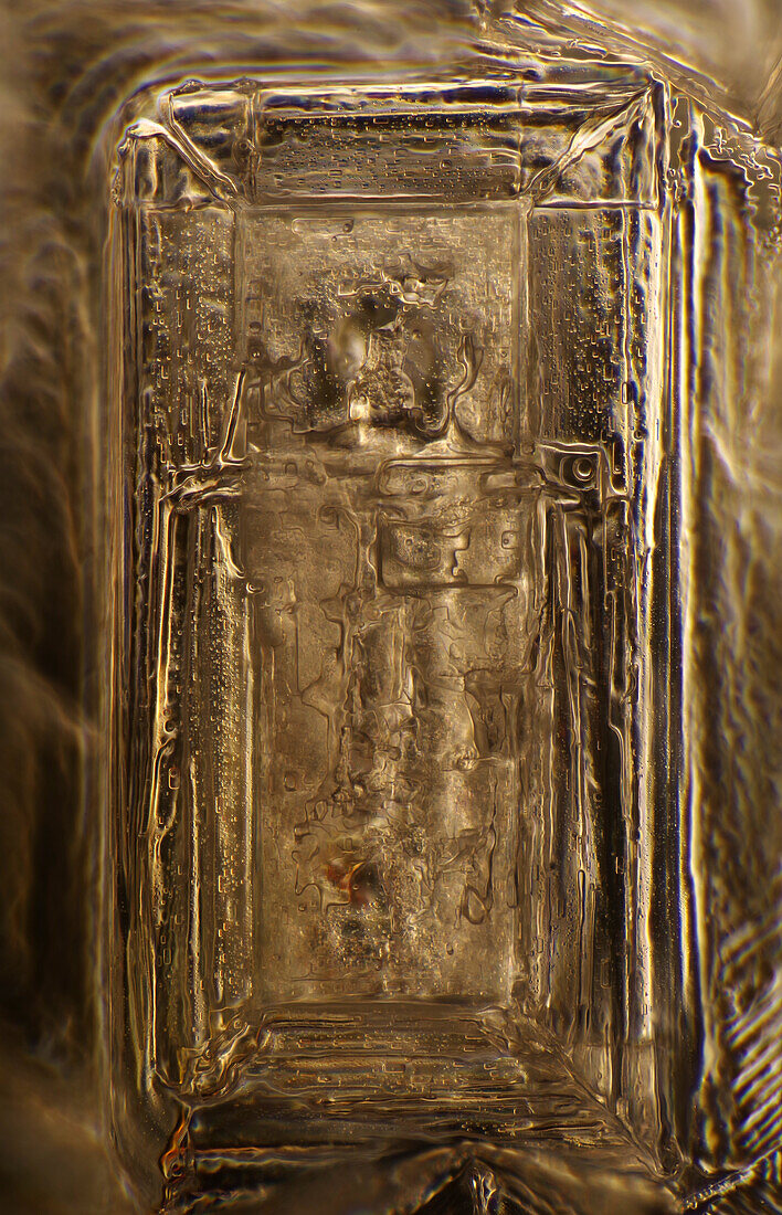 Das Bild zeigt einen Einkristall von rekristallisiertem Kochsalz, fotografiert durch das Mikroskop in polarisiertem Licht bei einer Vergrößerung von 200X
