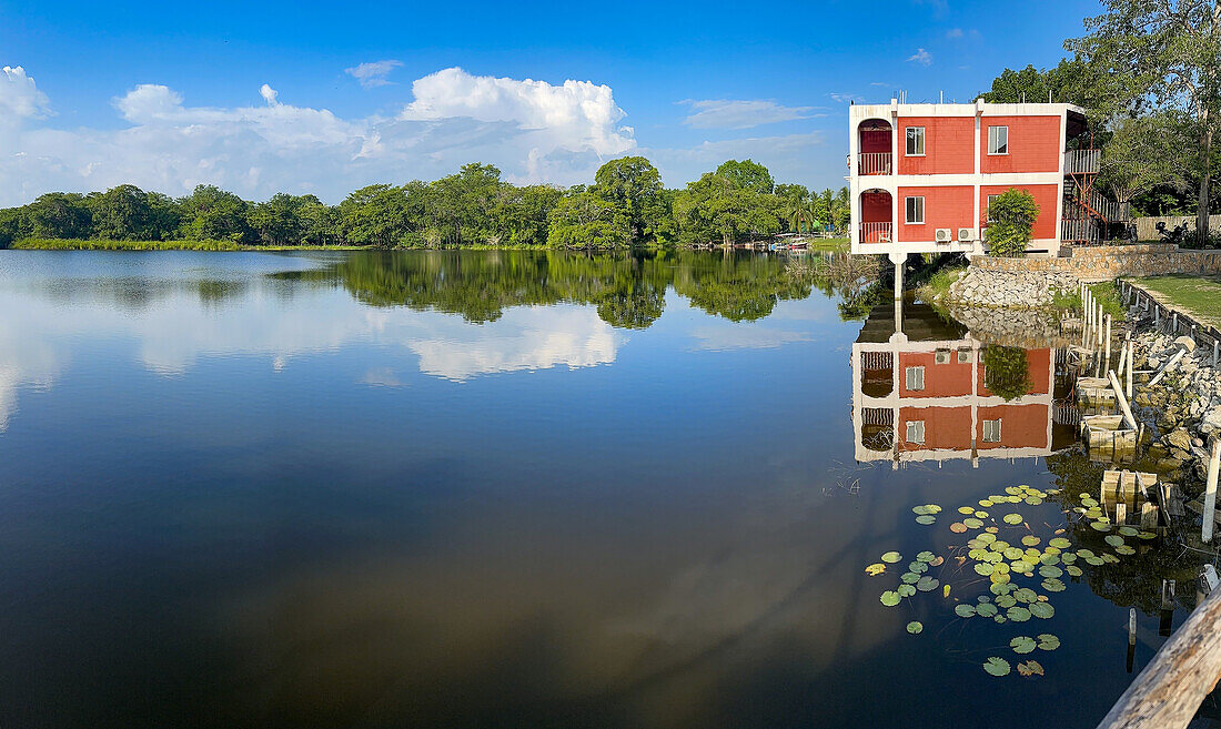 Das Lamanai Landings Hotel an einem Teich am New River in Tower Hill, Orange Walk District, Belize.