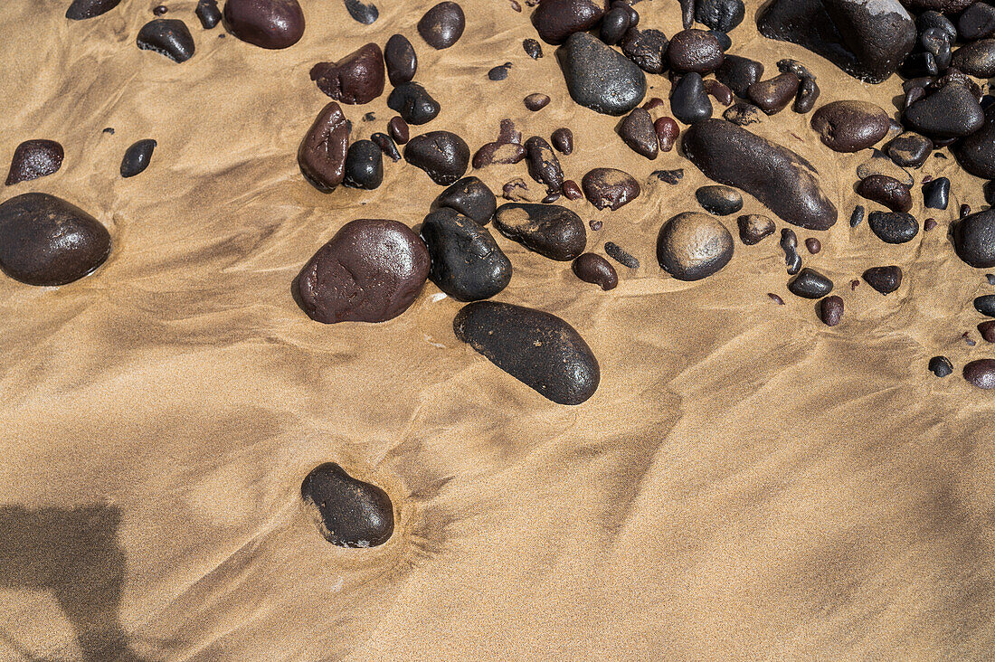 Strand von Famara (Playa de Famara), 6 km langer goldener Sandstrand innerhalb des Naturparks des Chinijo-Archipels, zwischen dem Fischerdorf La Caleta de Famara und dem Fuß der beeindruckenden Klippen von Famara, Lanzarote, Kanarische Inseln, Spanien