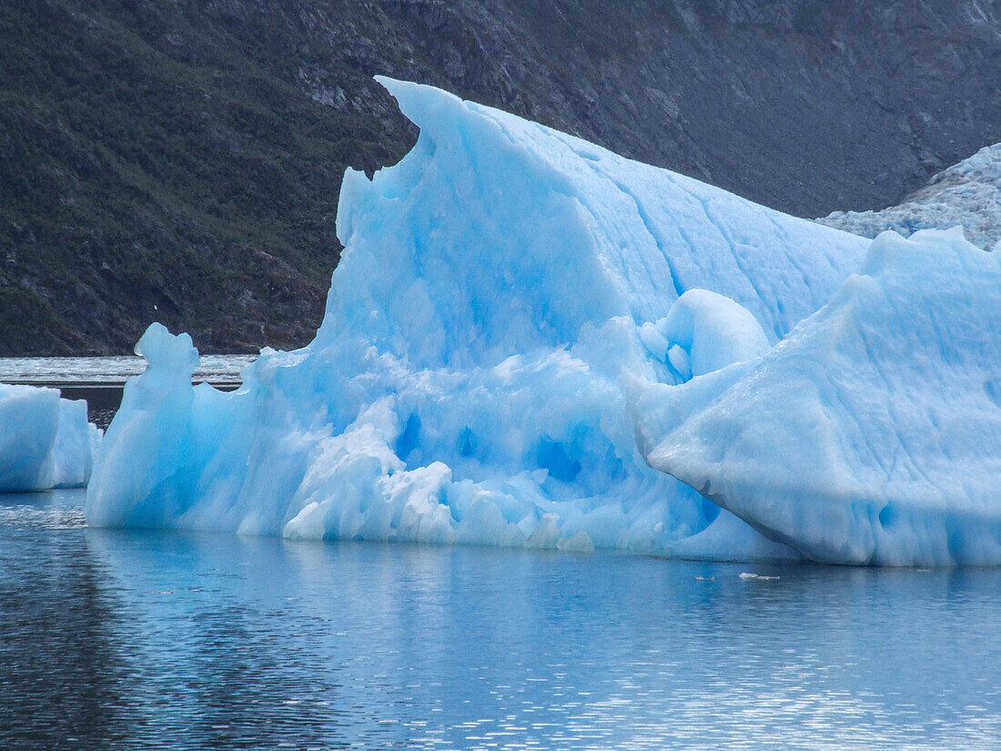 Eisberge vom San Rafael-Gletscher in der San Rafael-Lagune im Laguna San Rafael National Park, Chile.