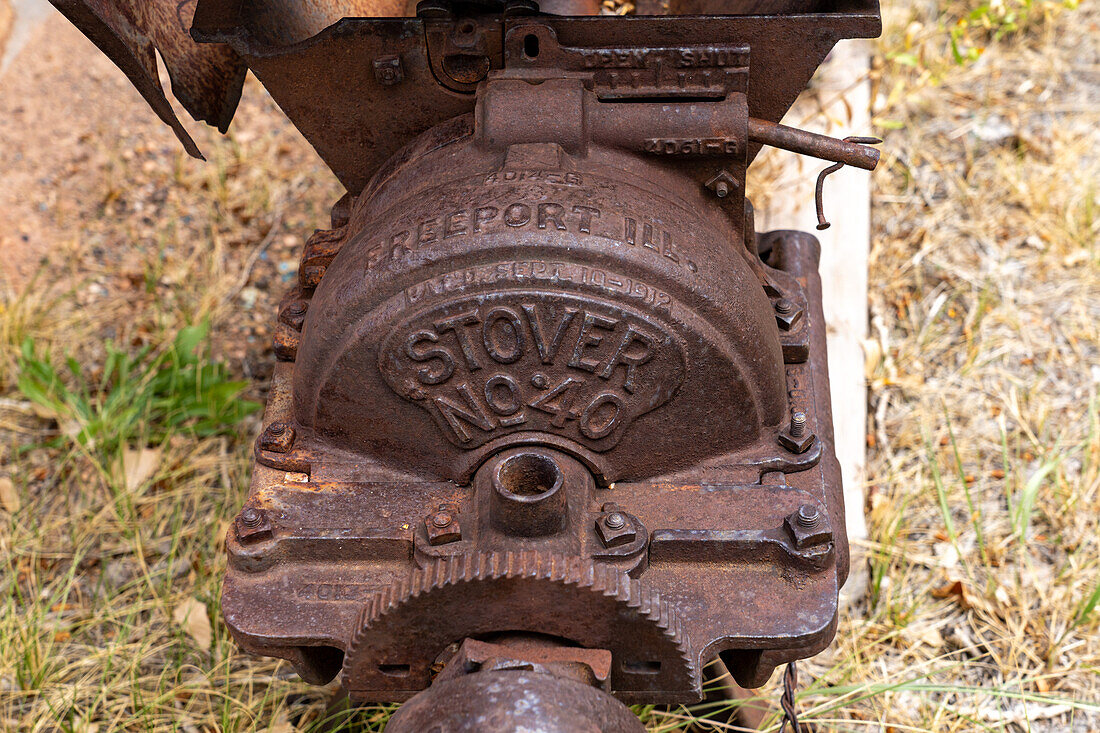 Detail eines Stover No. 40-Motors an einer antiken Futtermühle in Torrey, Utah. Sie wurde 1912 gebaut, um Getreide für Tierfutter zu mahlen.