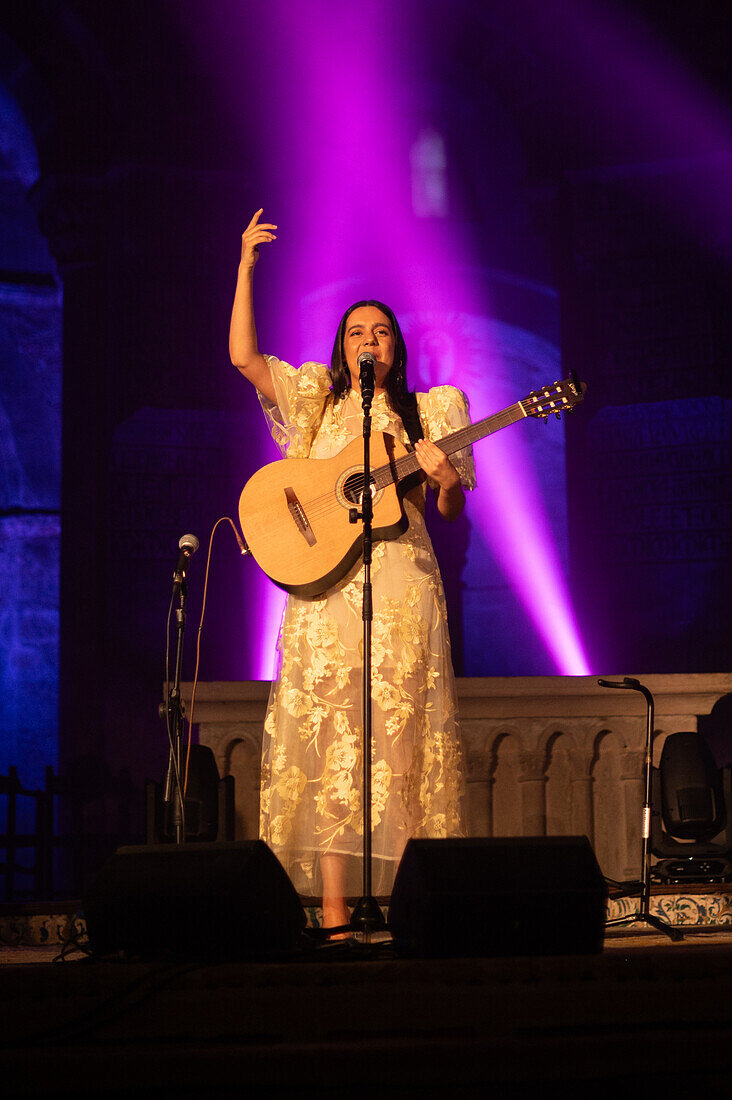 Die spanische Singer-Songwriterin Valeria Castro, eine der vielversprechenden Frauen, die in den letzten Jahren in der spanischen Folklore-Szene aufgetaucht sind, tritt beim Veruela Summer Festival 2023, Zaragoza, Spanien, auf