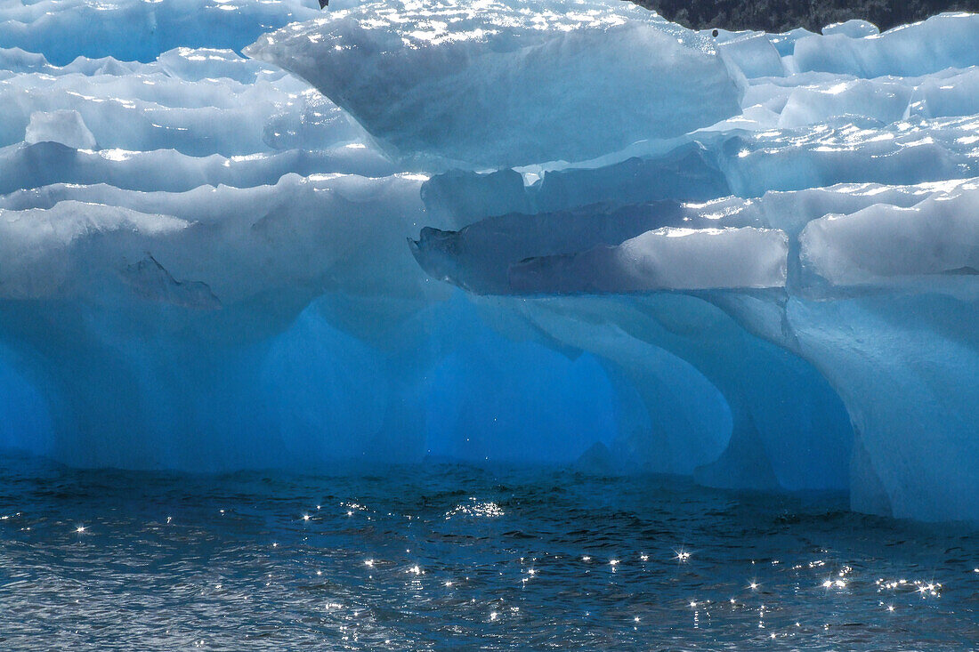 Detail eines Eisbergs vom San Rafael Glacier in der San Rafael Lagune im Laguna San Rafael National Park, Chile.
