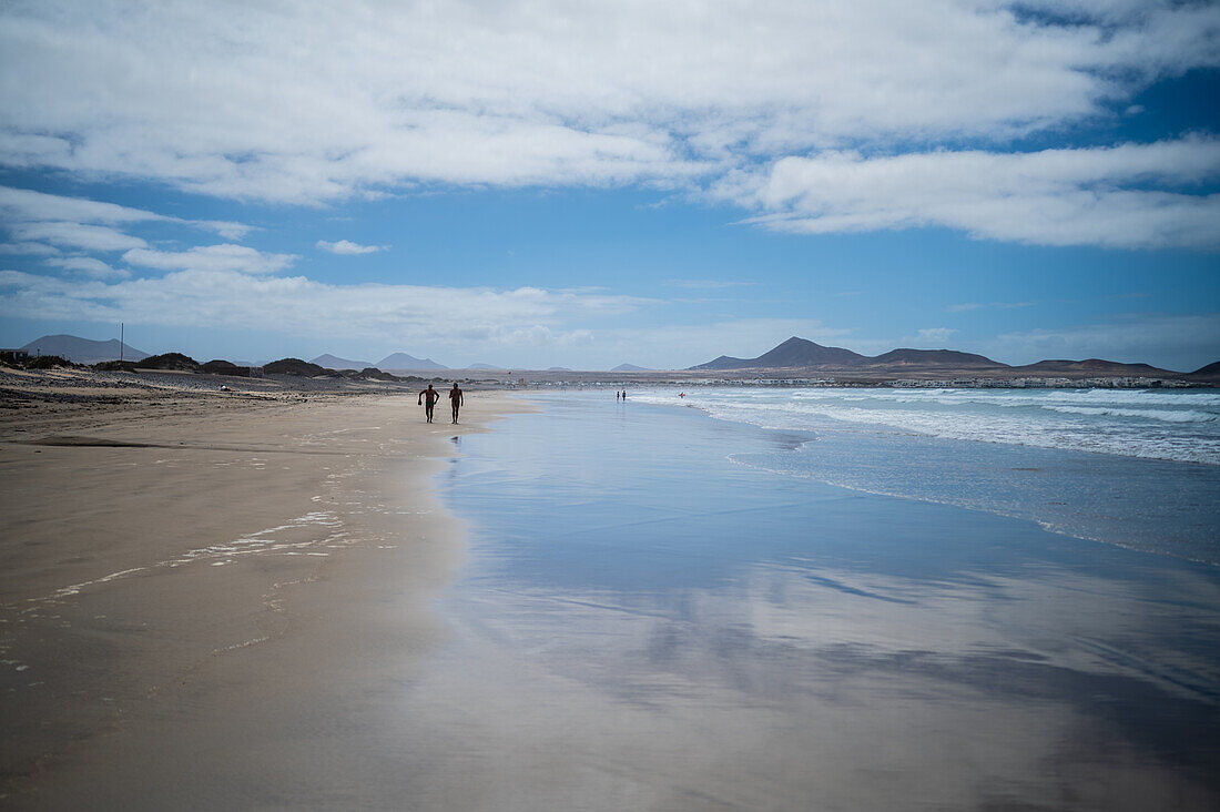 Strand von Famara (Playa de Famara), 6 km langer goldener Sandstrand innerhalb des Naturparks des Chinijo-Archipels, zwischen dem Fischerdorf La Caleta de Famara und dem Fuß der beeindruckenden Klippen von Famara, Lanzarote, Kanarische Inseln, Spanien