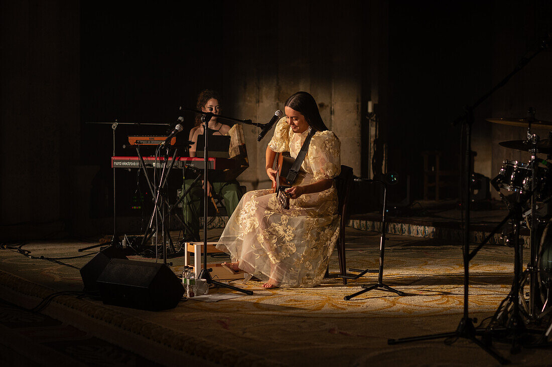 Die spanische Singer-Songwriterin Valeria Castro, eine der vielversprechenden Frauen, die in den letzten Jahren in der spanischen Folkloreszene aufgetaucht sind, tritt beim Veruela Summer Festival 2023 in Zaragoza, Spanien, auf.