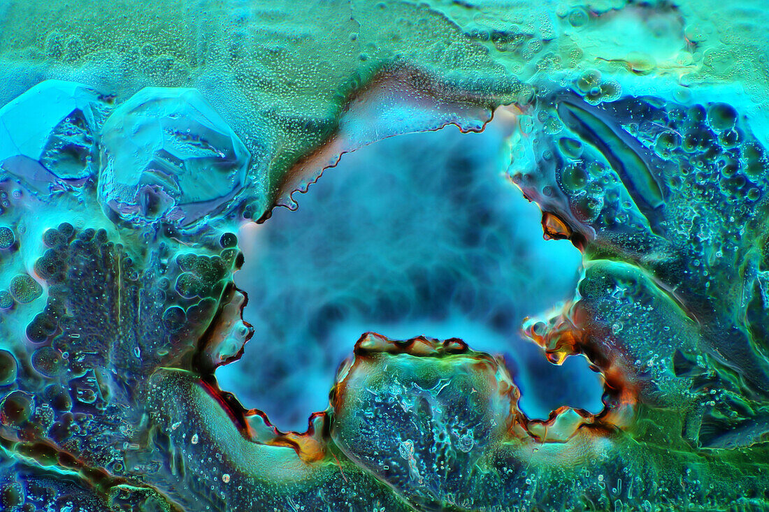 Das Bild zeigt kristallisierte Sojasauce, fotografiert durch das Mikroskop in polarisiertem Licht bei einer Vergrößerung von 100X